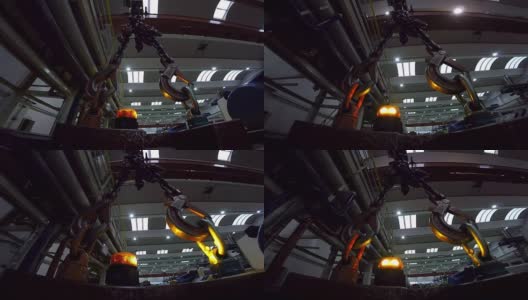 工厂架空起重机起吊负荷-动作射击高清在线视频素材下载