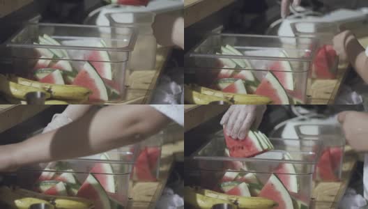 黄瓜和西瓜。调酒师在街头美食节上制作新鲜柠檬水高清在线视频素材下载