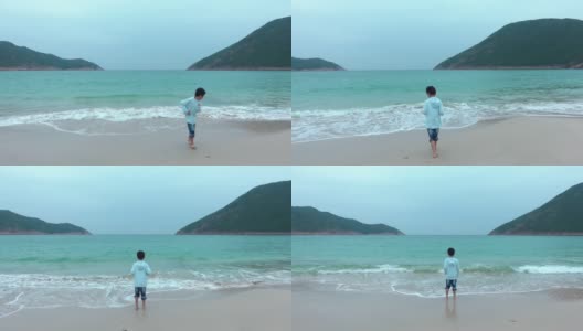 可爱的男孩在沙滩上玩耍高清在线视频素材下载