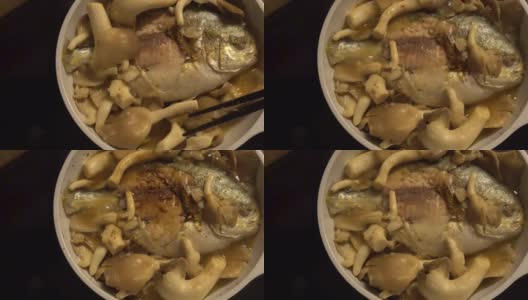 鲳鱼蘑菇锅烹饪酱油水文火煲特写3高清在线视频素材下载