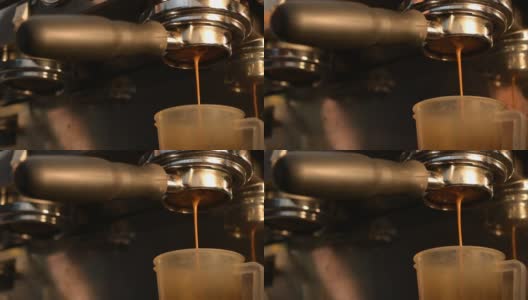 一段视频显示，一台浓缩咖啡机用一个“裸”门式过滤器制作浓缩咖啡，将高压热水导入咖啡冰球中。高清在线视频素材下载