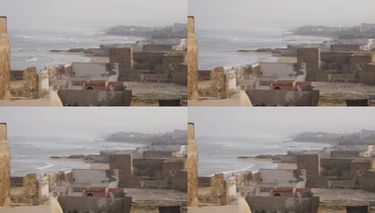 屋顶上的麦地那与海洋背景在Essaouira，摩洛哥高清在线视频素材下载