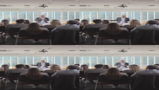 在会议室的商务研讨会上提问的垂直视频。高清在线视频素材下载