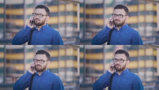 一个大公司的成人专家正在讲手机，一个男人站在外面的wi-fi区域，肩上扛着一个包高清在线视频素材下载