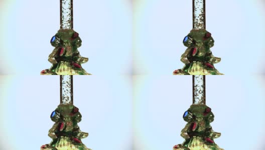 一个古董电子玻璃圣诞气泡装饰的近距离视频，作为圣诞树在一个白色的背景高清在线视频素材下载