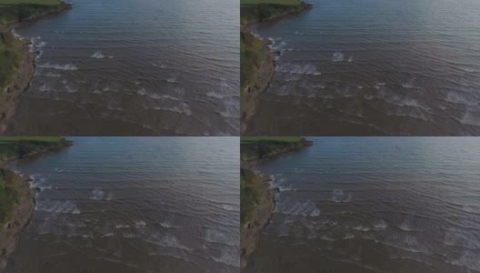 海浪拍打着海滩和悬崖高清在线视频素材下载