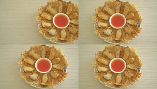 香辣蘸酱煎生菇和生蚝王菇——素食风格高清在线视频素材下载