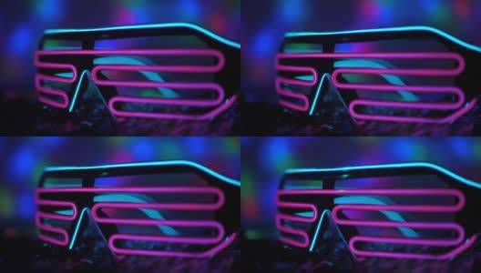 来自未来的霓虹灯眼镜躺在迪斯科舞厅的亮片上高清在线视频素材下载