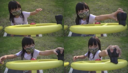 一个小女孩戴着面具玩搭肩游戏高清在线视频素材下载