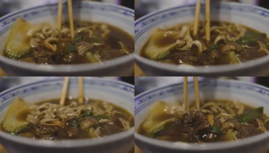 泰国船面是泰国最著名的面条汤，泰国船面汤或Guay tiew reua高清在线视频素材下载