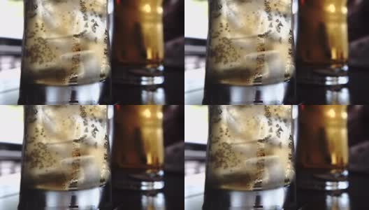 在高脚杯中缓慢的气泡上升，苹果汁啤酒高清在线视频素材下载