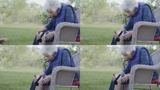 简介拍摄的老年白人妇女的膝盖关节炎疼痛正午户外在夏天高清在线视频素材下载
