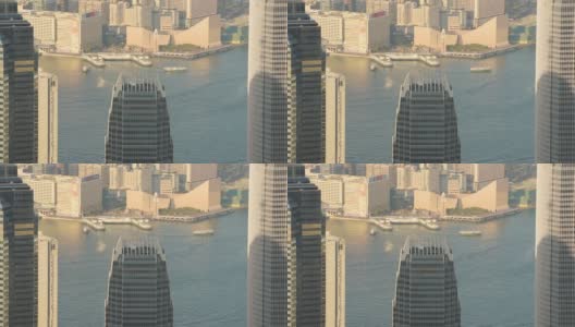 阳光明媚的维多利亚港，在香港的高楼大厦之间。俯拍高清在线视频素材下载