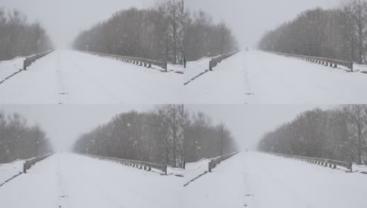 冬天的赛道道路上，汽车行驶的是非常大雪户外暴风雪暴风雪高清在线视频素材下载