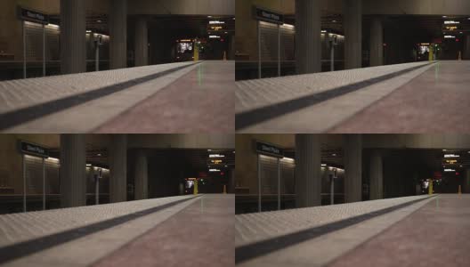 一辆地铁汽车在夜间低角度的地铁站开出高清在线视频素材下载