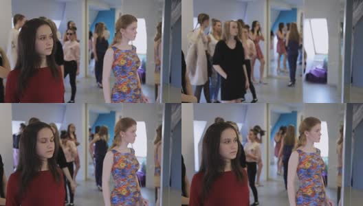在模特学校里，妇女们正站着为时装秀做准备高清在线视频素材下载