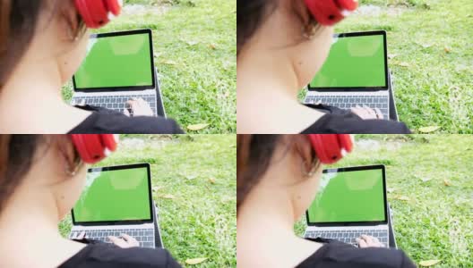 特写女性的手键盘笔记本电脑使用短信指向网络绿色屏幕和快乐的女人听音乐高清在线视频素材下载