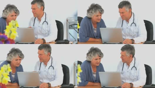 医生和病人一起看笔记本电脑高清在线视频素材下载