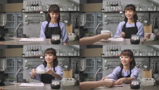 肖像微笑的咖啡师在咖啡店柜台上服务浓咖啡高清在线视频素材下载