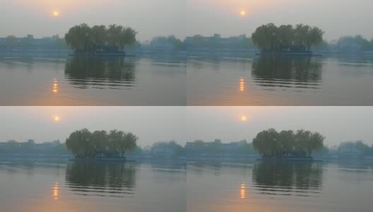 中国北京后海的日落。阳光反射在荡漾的水面上。高清在线视频素材下载
