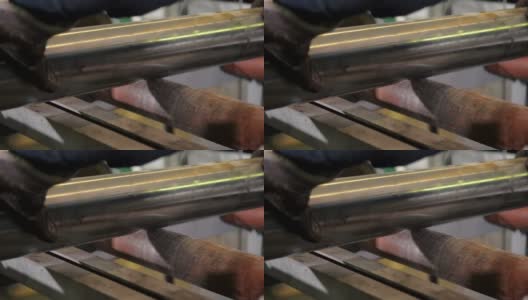 工业锯床切割材料棒。带锯机用冷却液切割原材料金属棒。高清在线视频素材下载