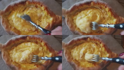 Hachapuri Adjara。塞子可以防止皮塔饼里的热奶酪高清在线视频素材下载