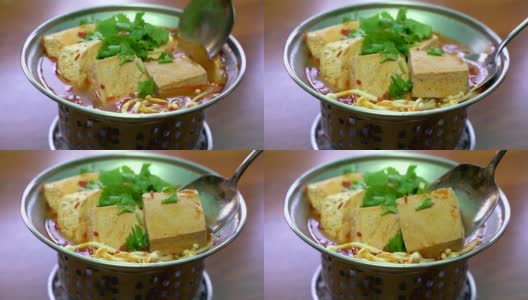 吃着香辣豆腐火锅。高清在线视频素材下载