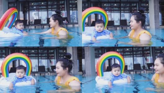 亚洲男婴和妈妈一起在游泳池里学游泳高清在线视频素材下载