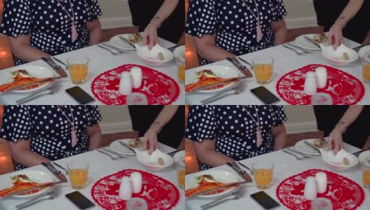 一位女士正在一家中国餐馆里用餐高清在线视频素材下载