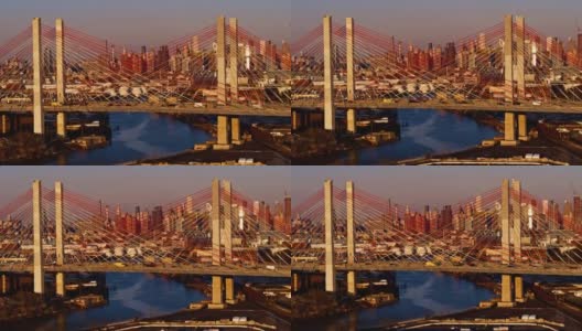 清晨从科修斯科大桥俯瞰曼哈顿中城的天际线。航拍视频与向后相机运动。高清在线视频素材下载