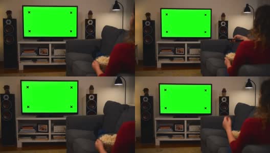 女人在家看彩色键绿屏电视高清在线视频素材下载