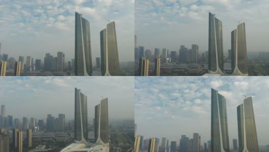 晴朗的一天，南京著名的现代建筑群航拍了4k中国全景图高清在线视频素材下载