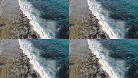 无人机拍摄的海浪拍打海滩的景象高清在线视频素材下载