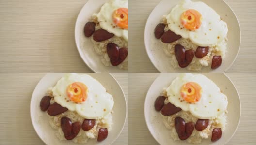 炒蛋饭和中国香肠-亚洲风格的自制食物高清在线视频素材下载