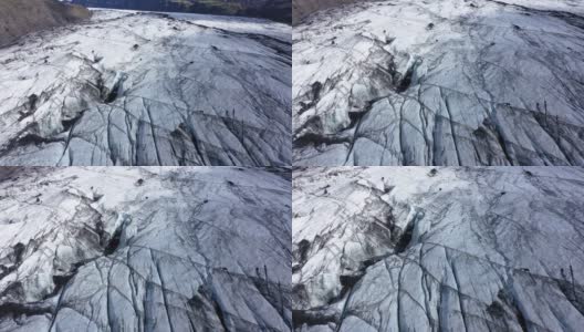冰岛索尔海马冰川鸟瞰图。冰缝和黑色的火山灰。全球变暖和气候变化的概念高清在线视频素材下载