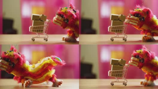 玩具舞狮推着购物车，为新年购物高清在线视频素材下载