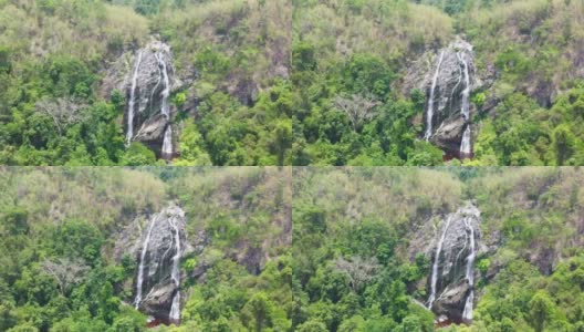 从鸟瞰图看，瀑布从森林中的岩石上倾泻而下。这是泰国的一个瀑布高清在线视频素材下载