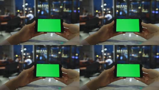 在咖啡馆拿着绿色屏幕的手机高清在线视频素材下载