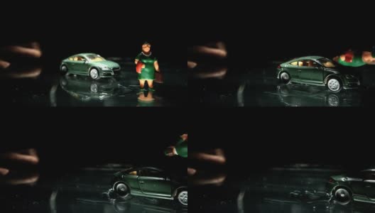 绿色的玩具车撞了一个女人的小雕像高清在线视频素材下载