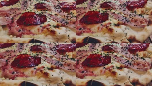 特写的热和新鲜的披萨奶酪和意大利腊肠高清在线视频素材下载