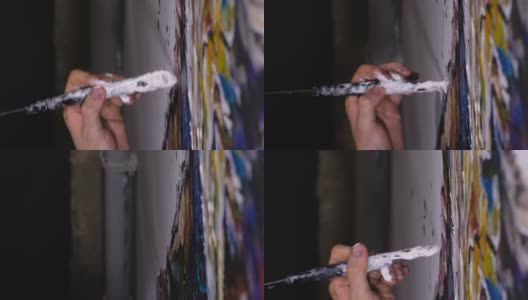 艺术家设计师在墙上画了一只鹰。工匠装饰用丙烯酸颜料画一幅画。近距离的黑暗魔法电影外观。高清在线视频素材下载
