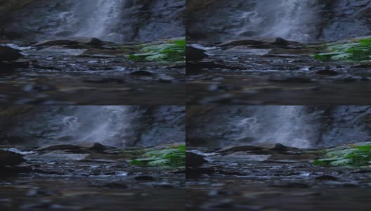 垂直视频。湍急的山河潮湿的岩石，溅起的水花和泡沫。瀑布在背景..高清在线视频素材下载