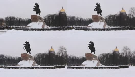 彼得大帝纪念碑全景背景在圣以撒大教堂冬季，圣彼得堡，俄罗斯高清在线视频素材下载
