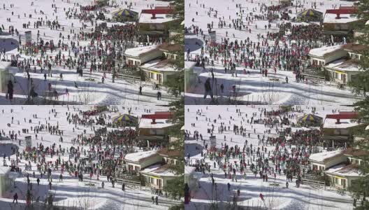 班斯科世界杯滑雪胜地的人群，4k航拍高清在线视频素材下载