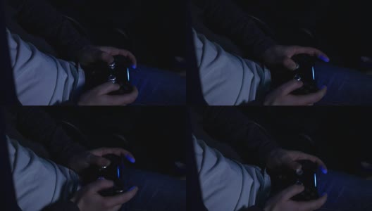 一个手里拿着电子游戏控制器的男人高清在线视频素材下载