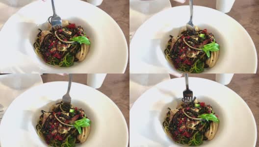 女人吃意大利面浇头烹饪海鲜酱高清在线视频素材下载
