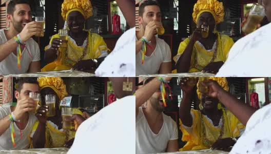 拜亚纳和游客在巴西举杯欢呼高清在线视频素材下载