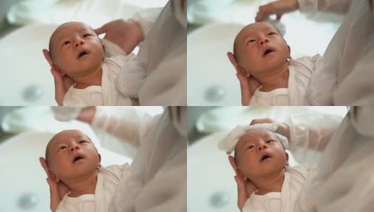 婴儿护理员在托儿所为新生儿洗澡高清在线视频素材下载
