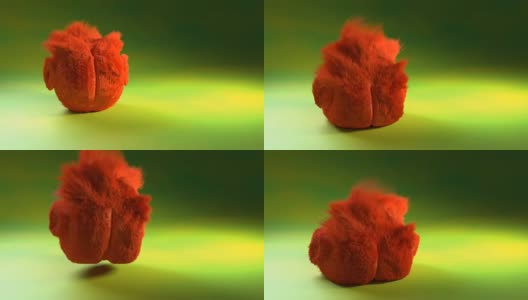 红色毛皮球在绿色背景动画中跳跃高清在线视频素材下载