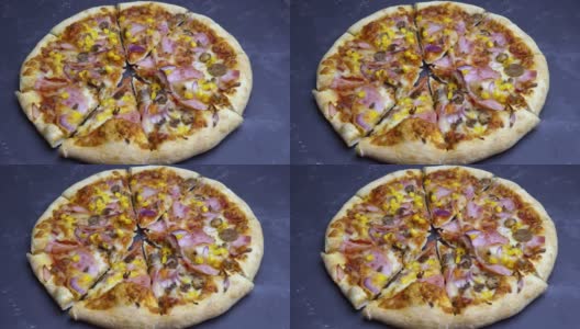 黑色背景上的蘑菇培根披萨高清在线视频素材下载